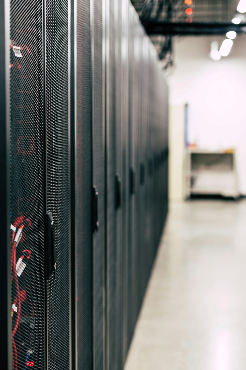 Reihe von Server-Racks in einem Rechenzentrum.